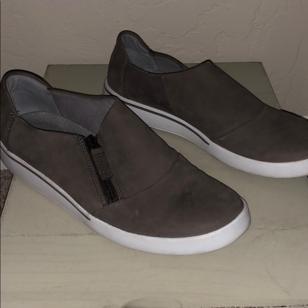 Clark’s cushion taupe zipper sneaker sz 8
